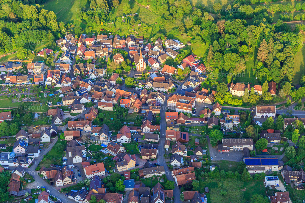 Luftbild: Winzerortansicht aus Westen im Ortsteil Heimbach in Teningen im Bundesland Baden-Württemberg in Deutschland. Foto: IMG_147443.jpg vom 29.05.2025 durch Werner Riehm/FLY-FOTO.de
