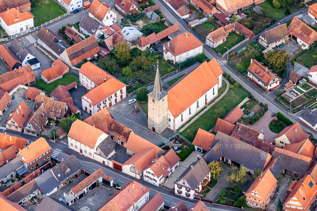 Vue aérienne: Église au centre du village à Riedseltz dans le département Bas Rhin, France. Photo: IMG_53756.jpg prise le 30/09/2012 par Werner Riehm/FLY-FOTO.euRésolution de l'original: 4173 x 2782 px