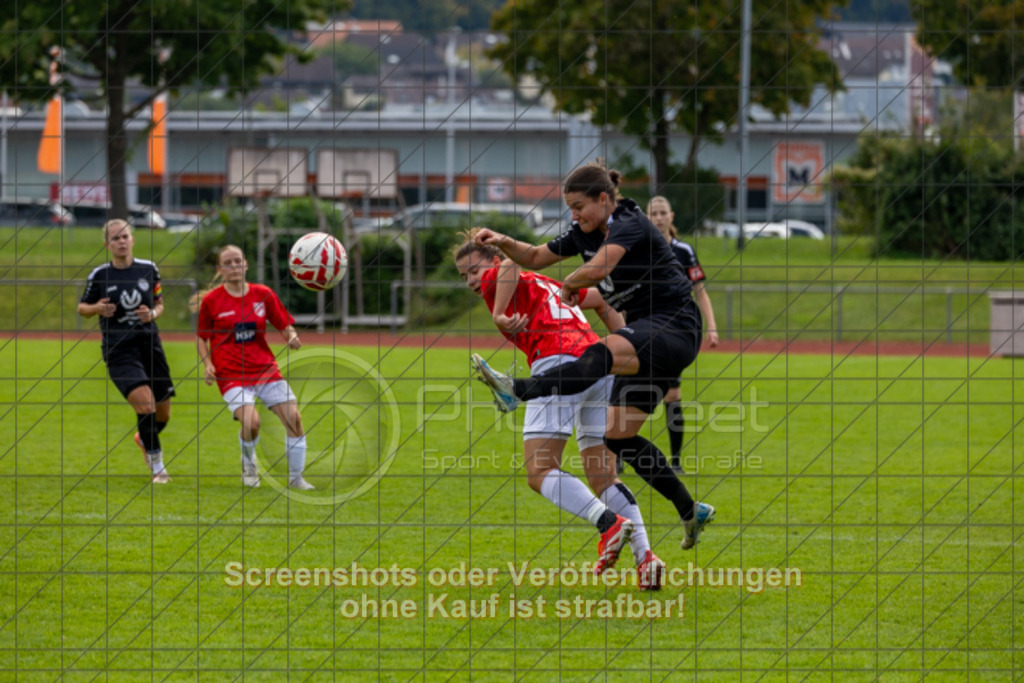 20250928_133625_0269 | #,1.FC Donzdorf (schwarz) vs. TV Derendingen (rot), Fussball, Frauen-Verbandsliga Württemberg, 03. Spieltag, Saison 2025/2026, Rasenplatz Lautertal Stadion, Süßener Straße 16, 73072 Donzdorf, 28.09.2025 - 13:00 Uhr,Foto: PhotoPeet-Sportfotografie/Peter Harich