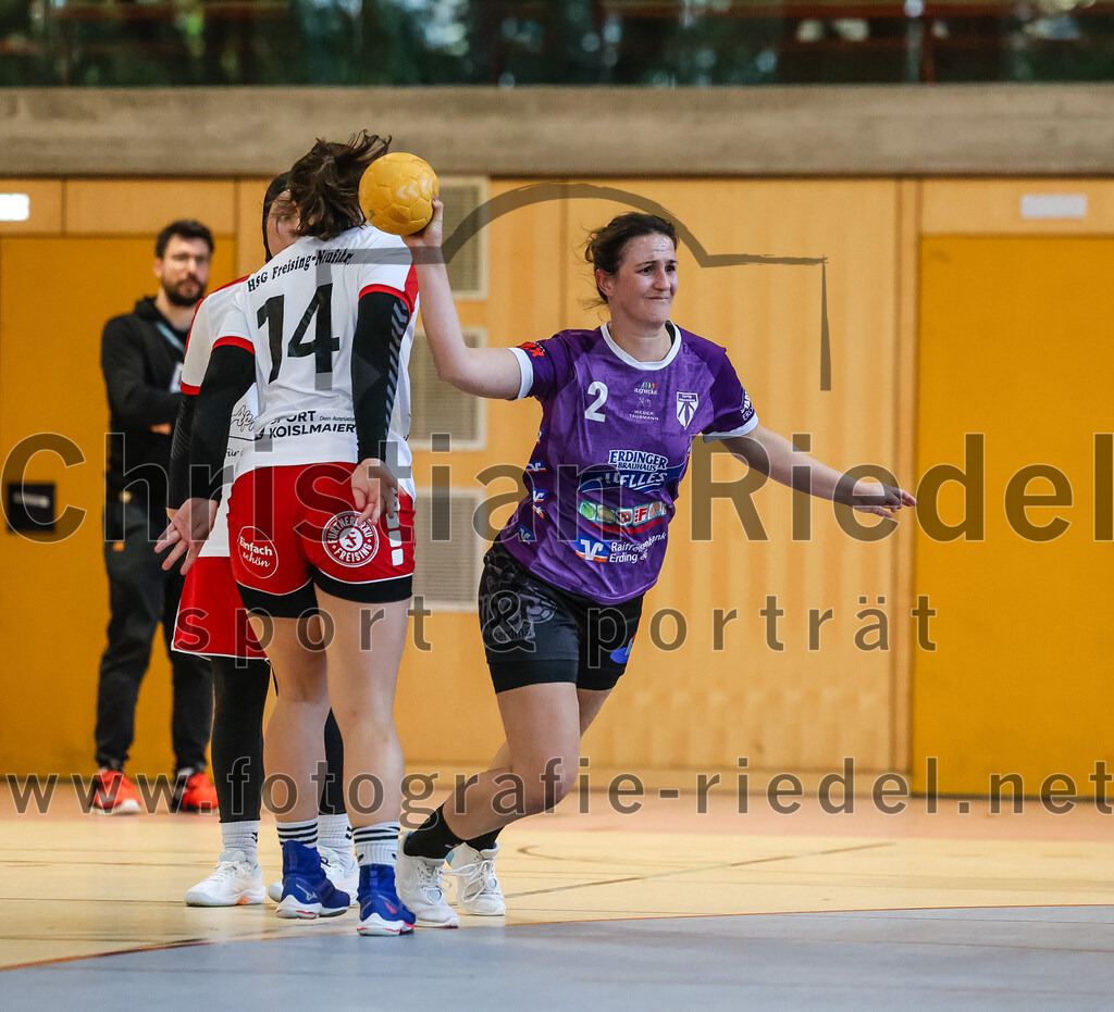 2024-10-13_085_SpVgg_Altenerding_gegen_SC_Freising | Erding, Deutschland, 13.10.2024:Handball, Bezirksoberliga Frauen Altbayern 2024 / 2024, 3. Spieltag, SpVgg Altenerding gegen SC Freising, Endergebnis: 26:35Antonia Koch (HSG Freising-Neufahrn, #14), Janina Konrad (SpVgg Altenerding, #2)Foto: Christian Riedel / fotografie-riedel.net