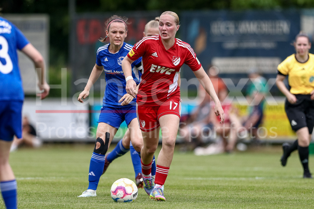 Fussball, Aufstiegsspiel Regionalliga Nord Frauen, SpVg Aurich - SSC Hagen Ahrensburg | Teresa Frizberg (SpVg Aurich, 17) am Ball, Einzelbild, Ganzkörper, Aktion, Action, Spielszene