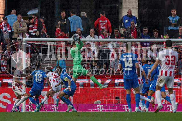 25.04.2026, GER, Fussball, Herren, 1. BL, Saison 2025/2026, 1. FC Köln - Bayer 04 Leverkusen | Janis Blaswich (Bayer 04 Leverkusen) fängt den Ball