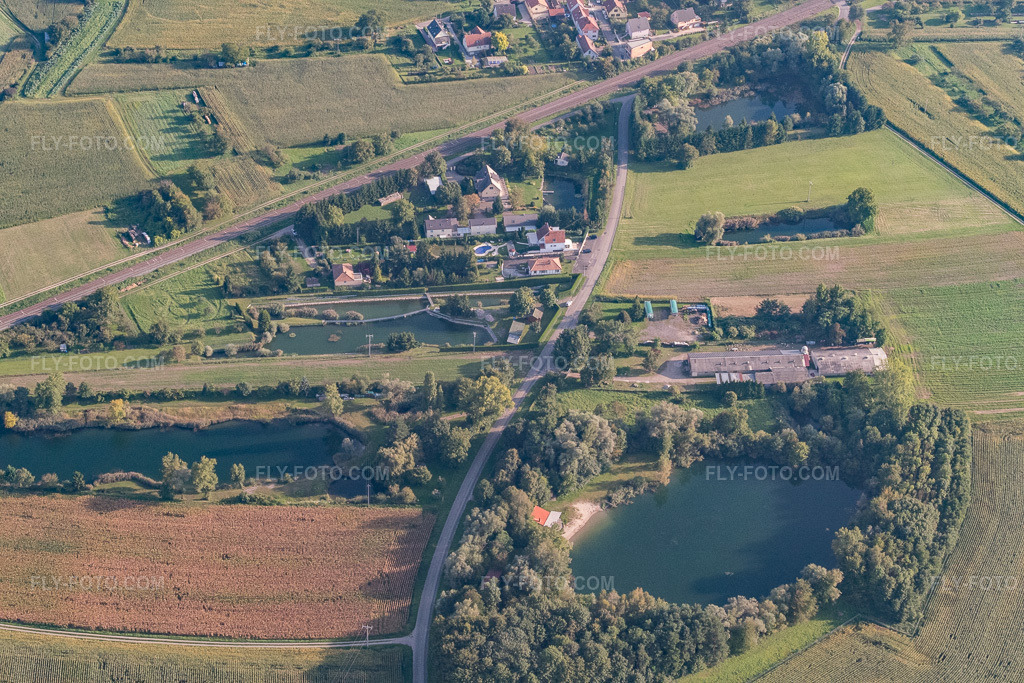 Aerial view: Rue de Soufflenheim in Drusenheim in the state Bas-Rhin, France. – Photo: P1000939.jpg taken on 09/15/2014 by Werner Riehm/FLY-FOTO.com – Resolution of the original: 5472 x 3648 px