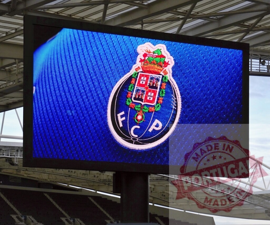 FC Porto logo on stadium screen at Estádio do Dragão | FC Porto official logo displaying on a large stadium scoreboard during a sporting event - Realisiert mit Pictrs.com