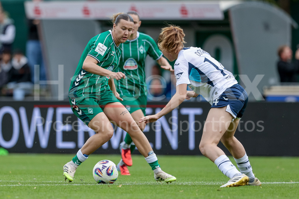 Fussball, Google Pixel Frauen-Bundesliga, SV Werder Bremen - TSG 1899 Hoffenheim | v.li.: Larissa Mühlhaus (SV Werder Bremen, 7) und Lisa Doorn (TSG 1899 Hoffenheim, 14) im Zweikampf, Duell, Dynamik, Aktion, Action, Spielszene, DIE DFB-RICHTLINIEN UNTERSAGEN JEGLICHE NUTZUNG VON FOTOS ALS SEQUENZBILDER UND/ODER VIDEOÄHNLICHE FOTOSTRECKEN. DFB REGULATIONS PROHIBIT ANY USE OF PHOTOGRAPHS AS IMAGE SEQUENCES AND/OR QUASI-VIDEO.