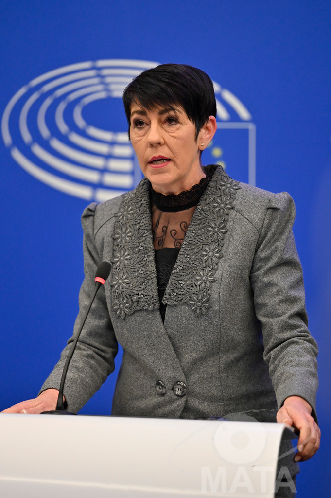 _DWI0159 | Politikerin Christine Anderson bei einer Pressekonferenz zum Thema ' Alarmierende Statistiken zu den Folgen des COVID-Lockdowns' im Europäischen Parlament. Straßburg, 18.01.2023 - Realisiert mit Pictrs.com