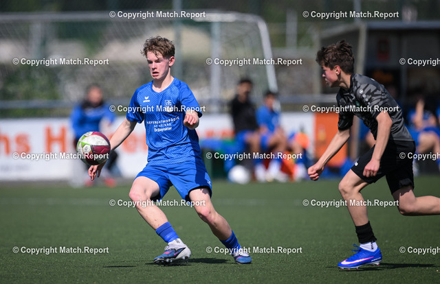 Fussball C - Junioren Landesstaffel Mitte 1  2025/2026 VfL Herrenberg  - TuS Ergenzingen  | Fussball C - Junioren Landesstaffel Mitte 1  2025/2026 18.04.2026 VfL Herrenberg - TuS Ergenzingen Manuel Reuter (li, TuS Ergenzingen) FOTO: Pressefoto ULMER / Markus Ulmer xxNOxMODELxRELEASExx