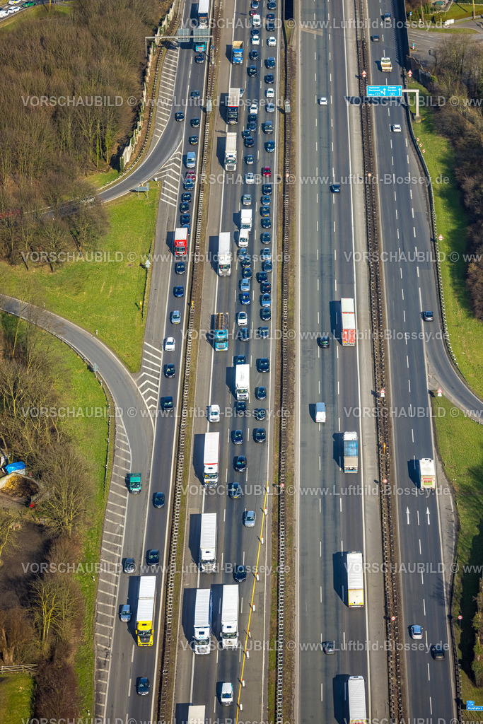 Bottrop250202277Mitte | Luftbild, Verkehrsstau auf der Autobahn A2 am Dreieck Bottrop, LKW-Schlange und PKW-Schlange, Stadtwald, Bottrop, Ruhrgebiet, Nordrhein-Westfalen, Deutschland