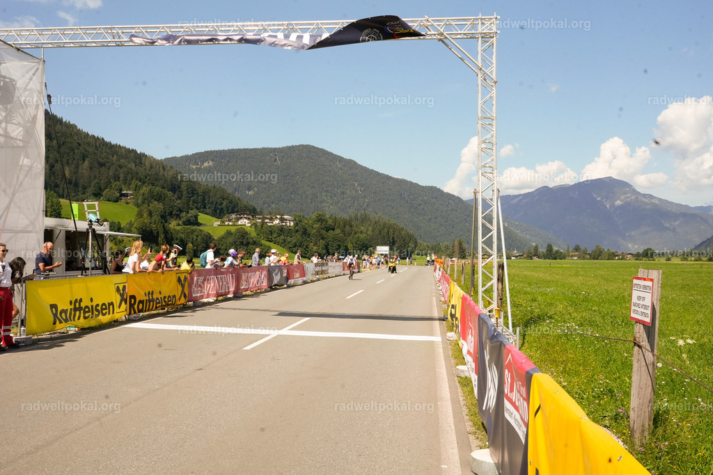 766_20230817_Bewerb_Maenner_Muehlanger | AUT - OESTERREICH, 2023-08-16: SPORT RENNRAD-FAHREN - 55. INTERNATIONALER RADWELTPOKAL IN ST. JOHANN IN TIROL  - Vintage-Radrennen mit WM-Bronze-Medaillen-Siegerin Christina Schweinberger, den Teilnehmer und Alexander Baumann (vom Orginastions-Team) - TAG 2 BEWERB MAENNER IN SECHS GRUPPEN  ; Foto: Roland Muehlanger