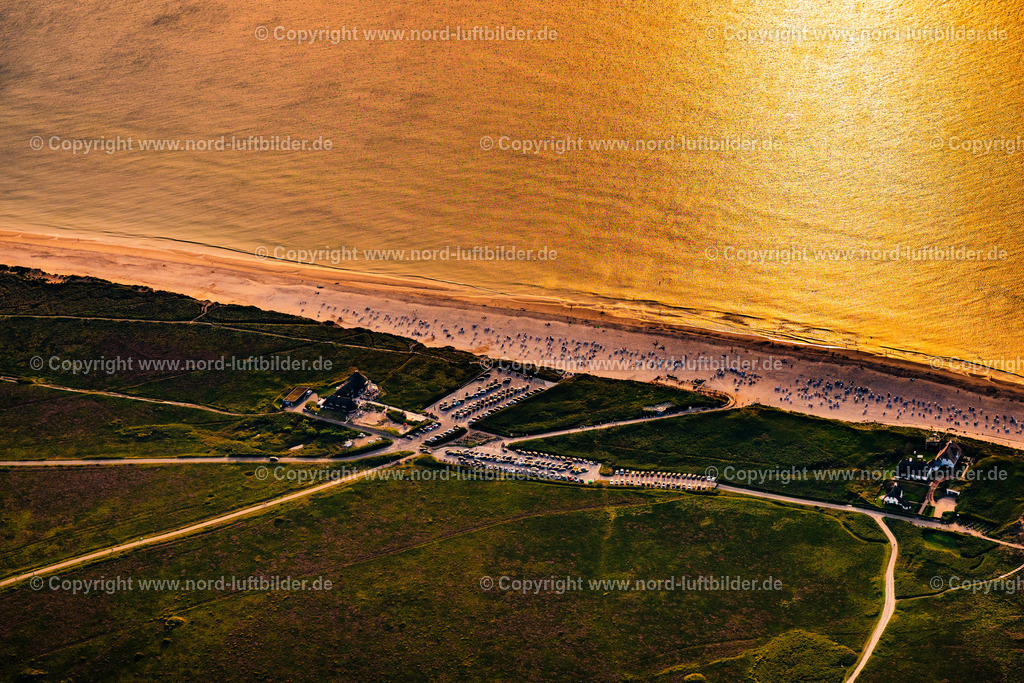 Sylt_Kampen_Sturmhaube_Sonnenuntergang_ELS_1216130825 | KAMPEN (SYLT) 13.08.2025 Umbau und Revitalisierung auf der Erweiterungs- Baustelle der Hotelanlage " Hotel Rungholt " in Kampen (Sylt) auf der Insel Sylt im Bundesland Schleswig-Holstein, Deutschland. Weiterführende Informationen bei: Hotel Rungholt. // Reconstruction and revitalization on the extension construction site of the hotel complex " Hotel Rungholt " in Kampen (Sylt) at the island Sylt in the state Schleswig-Holstein, Germany. Further information at: Hotel Rungholt. Foto: Martin Elsen