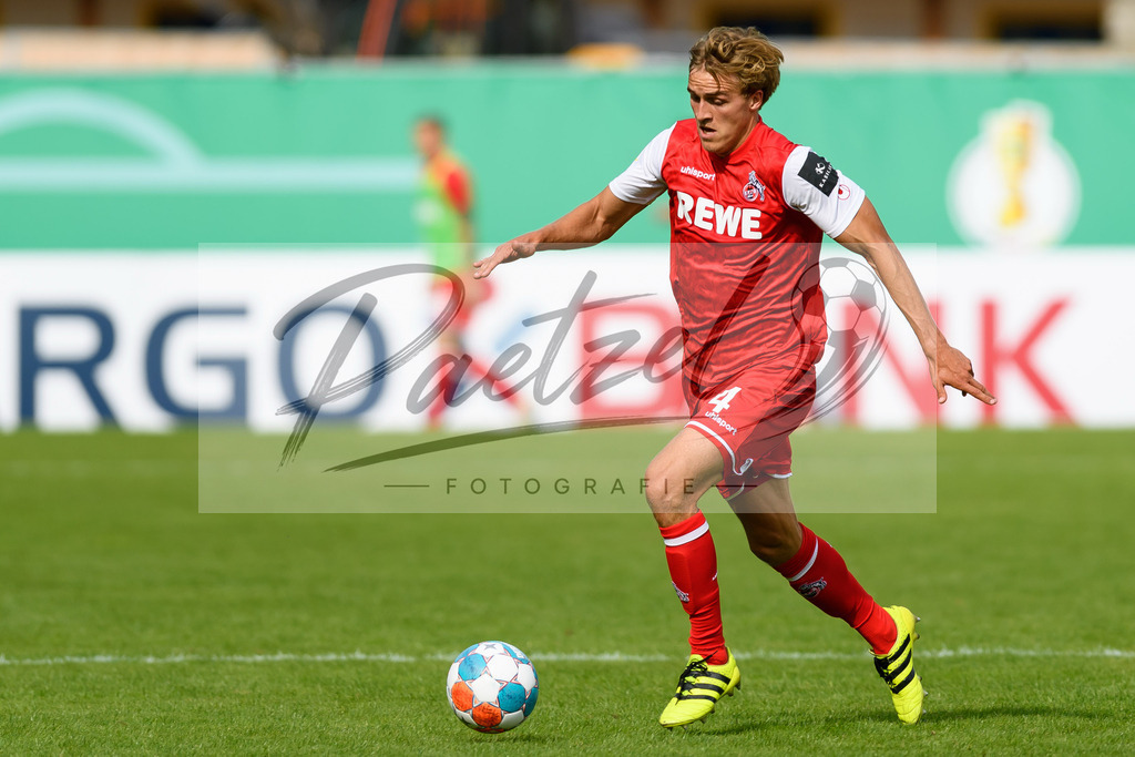 JENKOE20210808_235 | Fussball, Herren: Timo Huebers (1. FC Koeln) in Aktion, am Ball, Einzelaktion beim Spiel der 1. Runde im DFB-Pokal zwischen FC Carl Zeiss Jena und 1. FC Koeln im Ernst-Abbe-Sportfeld am 08.08.2021 in Jena, Deutschland.DFB / DFL REGULATIONS PROHIBIT ANY USE OF PHOTOGRAPHS AS IMAGE SEQUENCES AND/OR QUASI-VIDEO. - Realisiert mit Pictrs.com