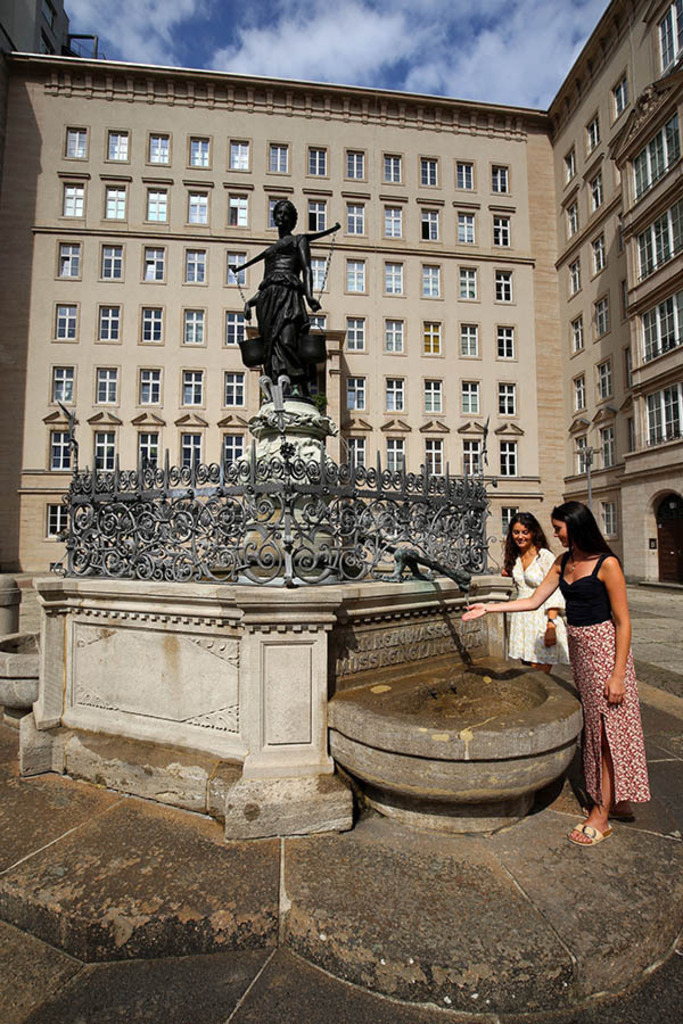 Foto: Leipzig - Mägdebrunnen | Das Team hinter BILDLEXIKON LEIPZIG bündelt historische wie aktuelle Informationen über die Stadt Leipzig in Text und Bild auf einer Plattform und stellt diese der interessierten Öffentlichkeit zur Verfügung.