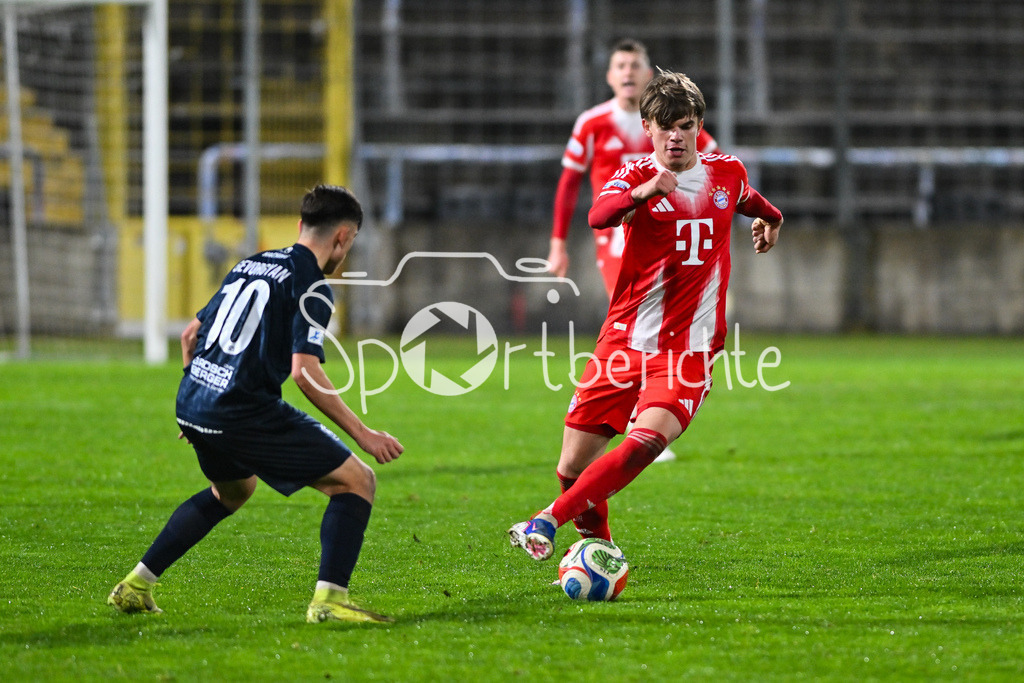 FC Bayern Amateure - SpVgg Unterhaching | MÜNCHEN, DEUTSCHLAND - 24. FEBRUAR: im Duell Mike GEVORGYAN (SpVgg Unterhaching 10) und Guido DELLA ROVERE (FC Bayern München II 10) während dem Spiel zwischen den Amateuren des FC Bayern München und der SpVgg Unterhaching am 25. Spieltag der Regionalliga Bayern im Grünwalder Stadion