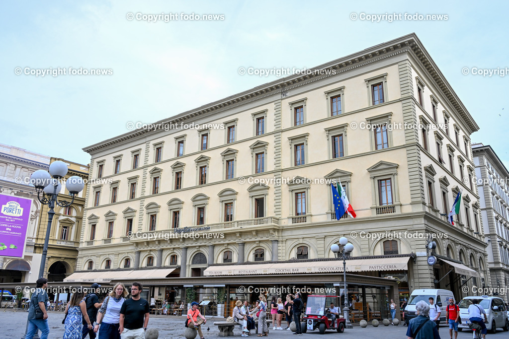 Italien_ Toscana_ Florenz_ 30.05.2024-57 | 30.05.2024, Italien, ITA, Toskana, Florenz im Bild Stadtansichten, Gebäude, Architektur, Touristen, Historisch, Souvenir, Altstadt, Museum, Statuen, Skulpturen, Piazza della Signoria, Statue David, Palazzo Vecchio, Neptunbrunnen, Piazza della Repubblica, Ponte Vecchio, Brücke, Uffizien, Kathedrale Santa Maria del Fiore, Arno, Fluß


Florenz, Firenze, ist eine italienische Großstadt. Nach Einwohnern ist sie die achtgrößte Stadt Italiens. Florenz ist die Hauptstadt sowie größte Stadt der Region Toskana und der Metropolitanstadt Florenz, in der etwa eine Million Menschen leben. Florenz ist für seine Geschichte berühmt. Leonardo da Vinci verbrachte große Teile seiner Jugend in Florenz, Michelangelo fand Unterschlupf in der Kirche der Medici, Galileo Galilei wohnte als Hofmathematiker in den Palästen der Medici. Von 1865 bis 1871 war die Stadt die Hauptstadt des neu gegründeten Königreichs Italien. Das historische Zentrum von Florenz zieht Jahr für Jahr Millionen von Touristen an. Die historische Innenstadt wurde von der UNESCO im Jahre 1982 zum Weltkulturerbe erklärt. 
Quelle: Wikipedia
