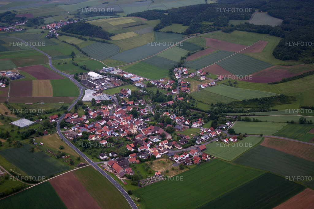 Luftbild: Dorfansicht im Ortsteil Heßdorf in Karsbach im Bundesland Bayern in Deutschland. Foto: IMG_66011.jpg vom 30.05.2014 durch Werner Riehm/FLY-FOTO.de