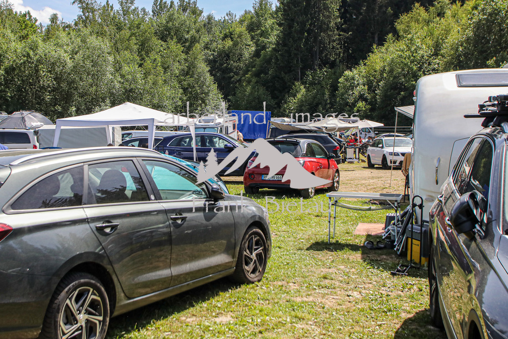 OE7A4857 | Parkplätze und Wiesen rund um den Bikepark haben sich zum Campingplatz gewandelt