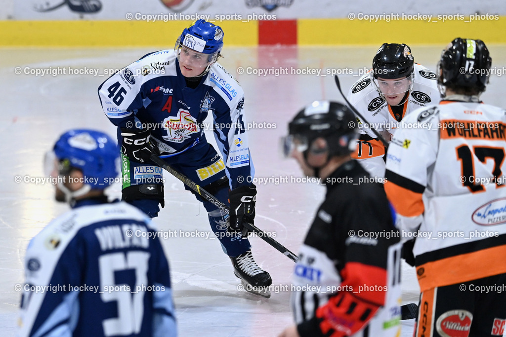 ESC SOCCERZONE STEINDORF vs. USC Piraten Velden  | #46 Maurer Julian ESC Steindorf, #77 Ortner Stefan USC Velden, ESC SOCCERZONE STEINDORF vs. USC Piraten Velden , ESC SOCCERZONE STEINDORF vs. USC Piraten Velden  am 15.02.2025 in Steindorf (Ossiachersee Halle), Austria, (Photo by Bernd Stefan)