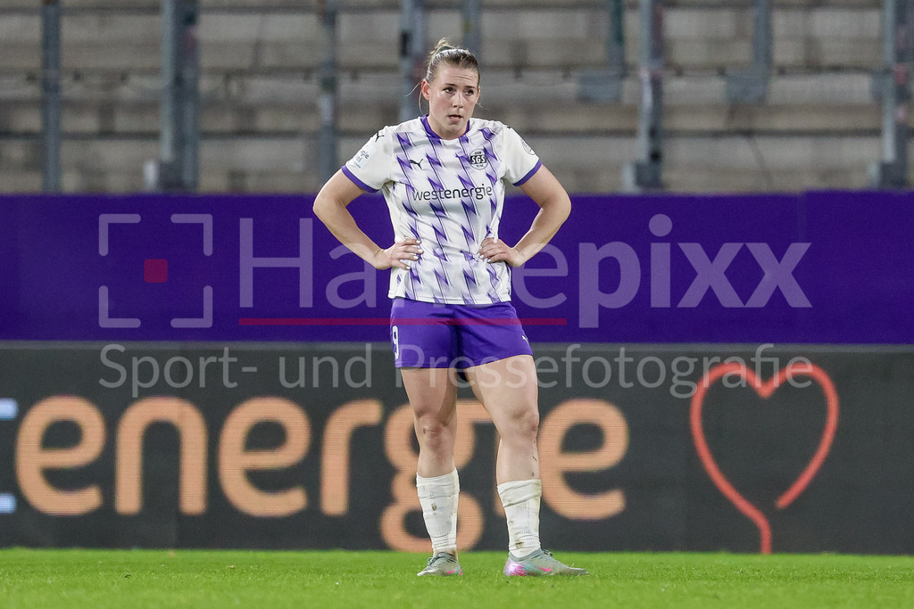 Fussball, Google Pixel Frauen-Bundesliga, SGS Essen - SV Werder Bremen | Ramona Maier (SGS Essen, 9) enttäuscht über die Niederlage, Enttäuschung nach dem Schlusspfiff, Abpfiff, Highlight, Verlierer, verloren, Frustration, pessimistisch,, DIE DFB-RICHTLINIEN UNTERSAGEN JEGLICHE NUTZUNG VON FOTOS ALS SEQUENZBILDER UND/ODER VIDEOÄHNLICHE FOTOSTRECKEN. DFB REGULATIONS PROHIBIT ANY USE OF PHOTOGRAPHS AS IMAGE SEQUENCES AND/OR QUASI-VIDEO.