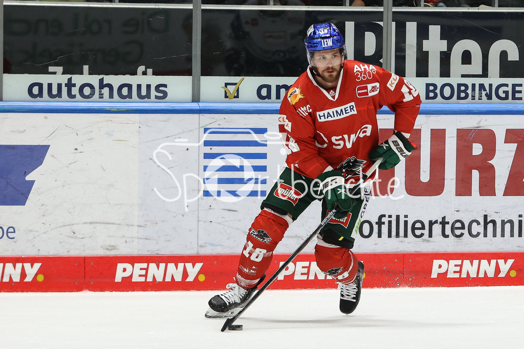 Augsburger Panther - Schwenninger Wild Wings | Zachery MITCHELL (AEV #18) am Puck / Freisteller / Einzelfoto