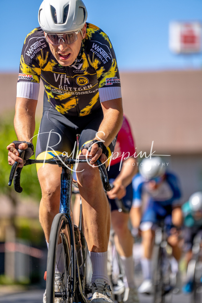 Spurt in den Mai 2026 - Großer Preis der Sparkasse Neuss | Annual one-day road cycling race "Großer Preis der Sparkasse Neuss" held in Büttgen, Germany, organized by VfR Büttgen 1912 e.V. The event features multiple races across all age categories from U11 youth to Elite men. - Realisiert mit Pictrs.com
