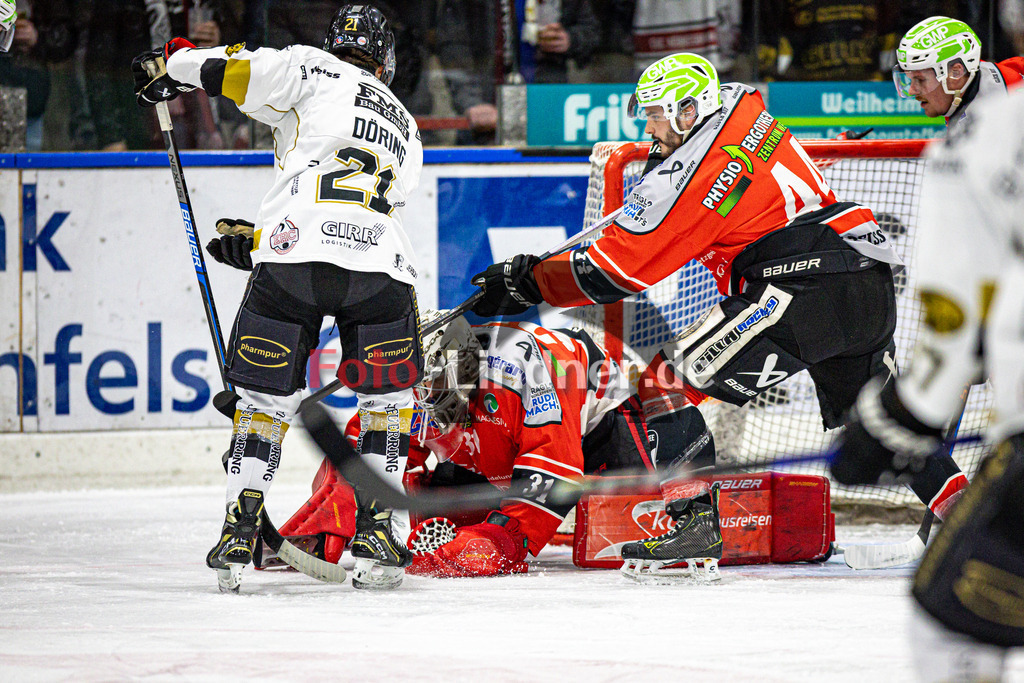 TSV Peißenberg MINERS gegen EHC Königsbrunn PINGUINE | Eishockey Bayernliga Herren Playoffs Viertelfinale 2024/25 - Spiel 6 von 7, TSV Peißenberg MINERS gegen EHC Königsbrunn PINGUINE, 20250221,Korbinian SERTL (MINERS Goali 31) hält den Puck,2025-02-21 in Peißenberg (Eisstadion Peißenberg)Florian DÖRING (EHC 21), Martin LIDL (MINERS 44), Korbinian SERTL (MINERS Goali 31)Copyright: WolfgangxLindner foto-lindner.de