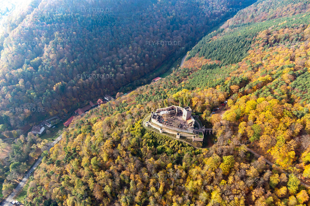 Herbstluftbild der Ruine und Mauerreste der ehemaligen Burganlage Burg Landeck | Luftbild: Herbstluftbild der Ruine und Mauerreste der ehemaligen Burganlage Burg Landeck in Klingenmünster im Bundesland Rheinland-Pfalz in Deutschland. Foto: IMG_123756.jpg vom 07.11.2020 durch ©2025 Werner Riehm fly-foto.de/copyright - Realisiert mit Pictrs.com