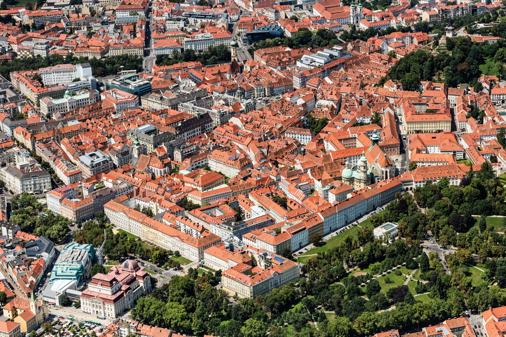 dr__0012206.jpg | GRAZ 20.07.2018 Stadtansicht des Innenstadtbereiches mir angrenzendem Stadtpark in Graz in Steiermark, Österreich. // Down town area mir ongrenzendem Stadtpark in Graz in Steiermark, Austria. Foto: Daniel Reiter