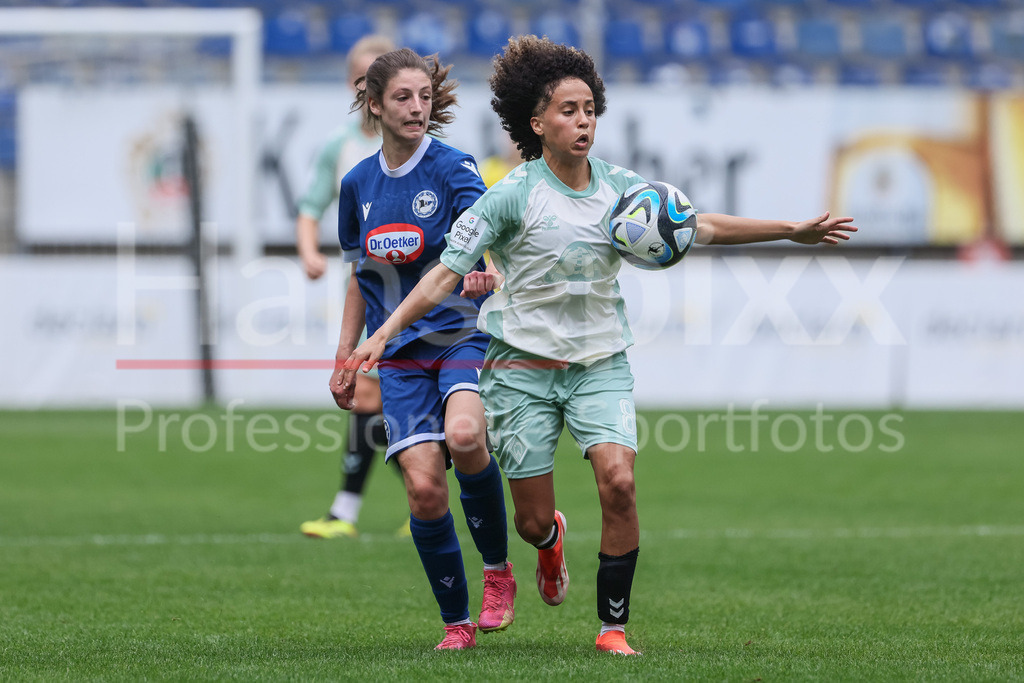 Fussball, DFB-Pokal Frauen, DSC Arminia Bielefeld - SV Werder Bremen | v.li.: Anna Czekalla (Arminia Bielefeld, 26) und Amira Arfaoui (SV Werder Bremen, 8) im Zweikampf, Duell, Dynamik, Aktion, Action, Spielszene, DIE DFB-RICHTLINIEN UNTERSAGEN JEGLICHE NUTZUNG VON FOTOS ALS SEQUENZBILDER UND/ODER VIDEOÄHNLICHE FOTOSTRECKEN. DFB REGULATIONS PROHIBIT ANY USE OF PHOTOGRAPHS AS IMAGE SEQUENCES AND/OR QUASI-VIDEO.