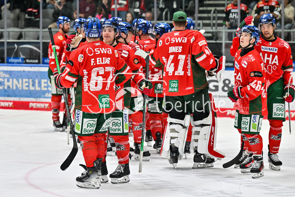 Augsburger Panther - Iserlohn Roosters | Die Augsburger Panther freuen sich über den Heimsieg gegen Iserlohn / Schlussjubel / Penny DEL: Augsburger Panther - Iserlohn Roosters; Curt Frenzel Stadion am 21.09.2025
