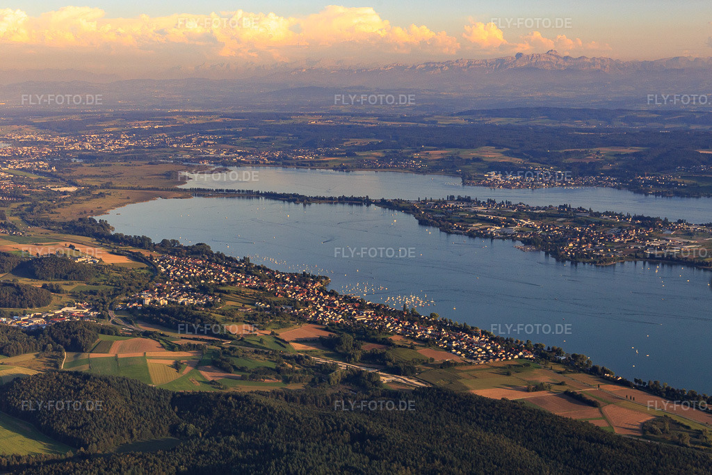 Luftbild: Stadtansicht am Ufer des Gnadensee bis Konstanz und Steg zur Reichenau aus Nordwesten in Allensbach im Bundesland Baden-Württemberg in Deutschland. Foto: IMG_094367.jpg vom 27.08.2016 durch Werner Riehm/FLY-FOTO.de