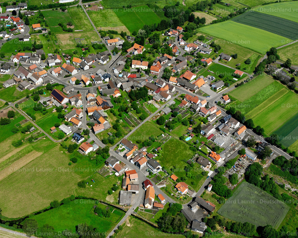2614543 | EHRINGSHAUSEN 09.06.2006 Landwirtschaftliche Nutzflächen und Feldgrenzen  umsäumen das Siedlungsgebiet des Dorfes in Ehringshausen im Bundesland Hessen, Deutschland // Agricultural land and field boundaries surround the settlement area of the village  in Ehringshausen in the state Hesse, Germany Foto: Gerhard Launer