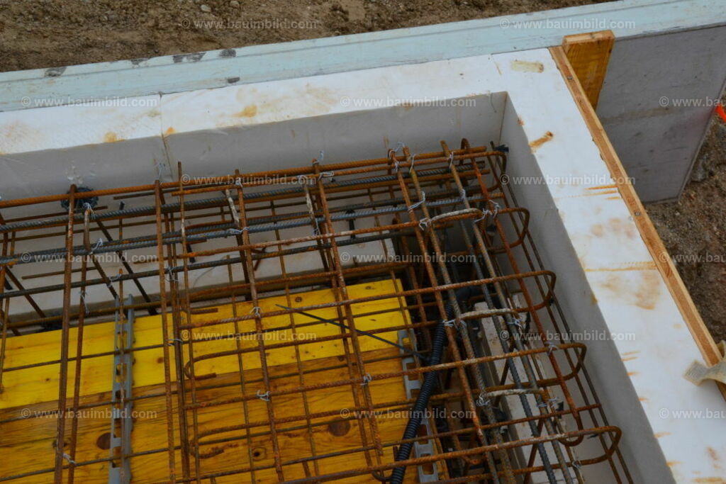 bib-lg17-elektroinstallation-0052 | Nach LV-Leistungsgruppen sortierte Detailfotos über den Bau eines Hauses. Alle Hausbau-Bilder direkt vom Urheber und Autor der Website Haus-Selber-Bauen.com