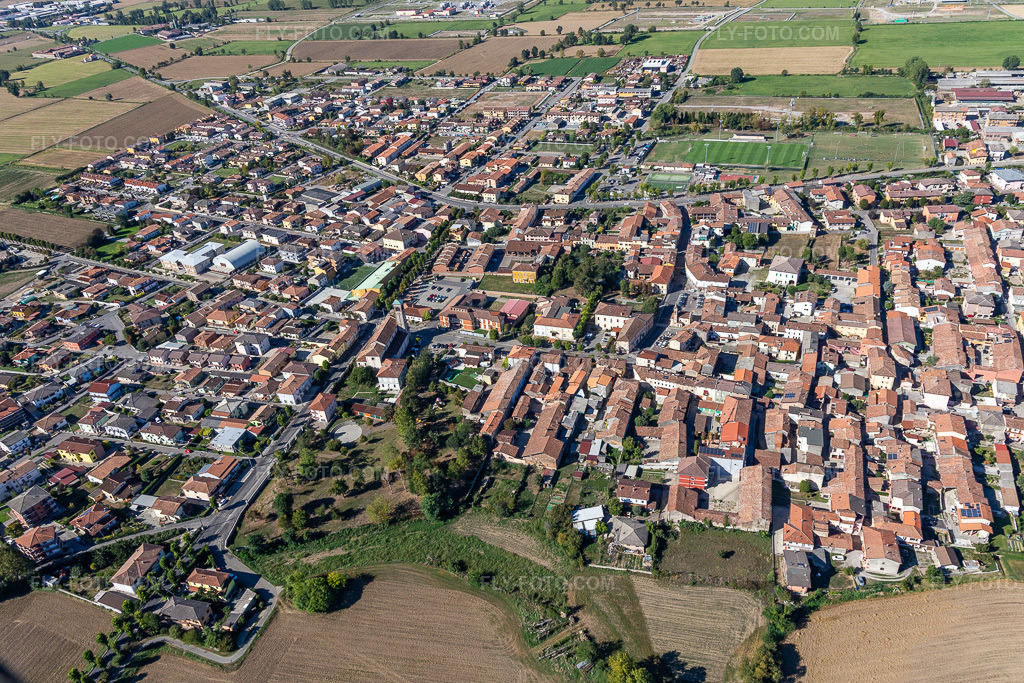 Aerial view: View of the town in Sergnano in the state Cremona, Italy. – Photo: IMG_134384.jpg taken on 09/18/2022 by Werner Riehm/FLY-FOTO.com – Resolution of the original: 5191 x 3461 px