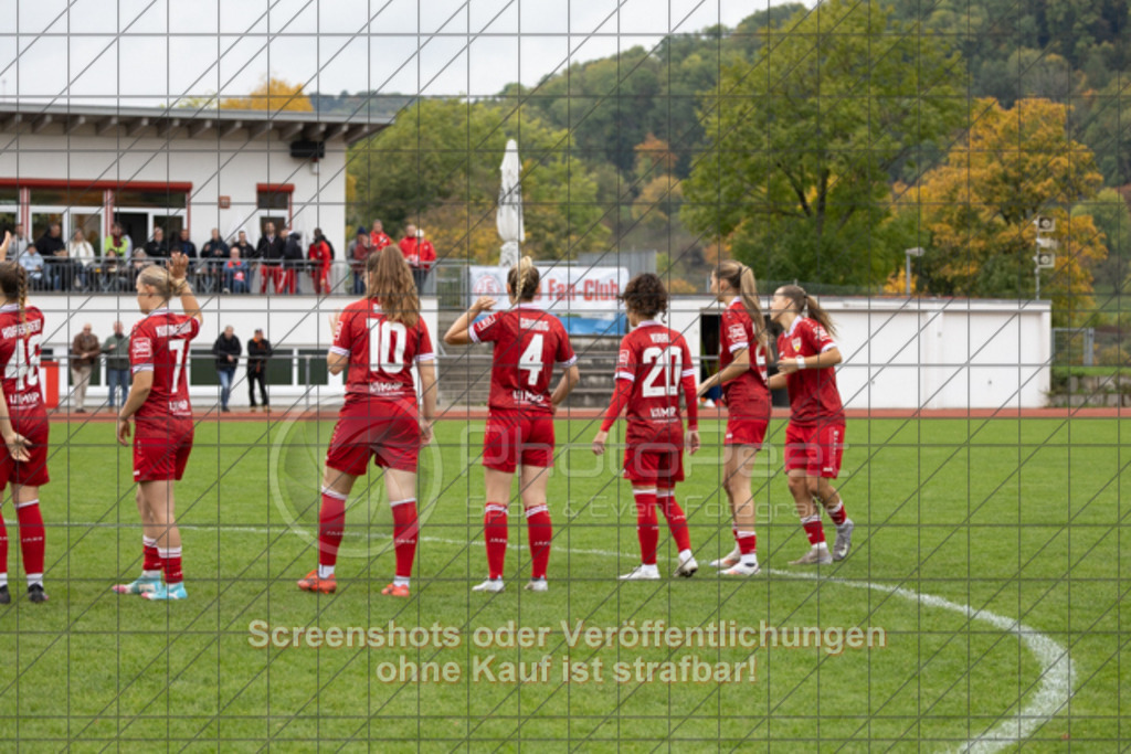 20251012_130304_0052 | #,1.FC Donzdorf (schwarz) vs. VfB Stuttgart II (rot), Fussball, Frauen-Verbandsliga Württemberg, 05. Spieltag, Saison 2025/2026, Rasenplatz Lautertal Stadion, Süßener Straße 16, 73072 Donzdorf, 12.10.2025 - 13:00 Uhr,Foto: PhotoPeet-Sportfotografie/Peter Harich
