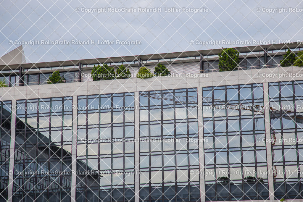 Spiegelfront | Quadratische Geometrie an einer Fensterfront - Realisiert mit Pictrs.com