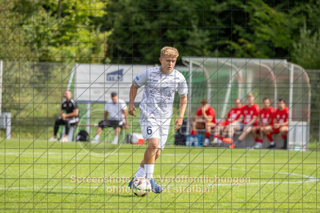 20250831_152520_0454 | #,TSG Salach (weiß) vs. SV Ebersbach (rot), Fußball, Bezirksliga - Bezirk Neckar/Fils, 02. Spieltag, Saison 2025/2026, Rasensportplatz, Staufenecker Straße, 73084 Salach, 31.08.2025 - 15:00 Uhr,Foto: PhotoPeet-Sportfotografie/Peter Harich