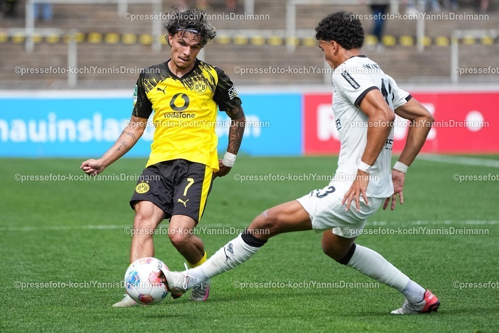 xydrx30082502031 | 30.08.2025, xydrx, Fußball, Regionalliga West, Borussia Dortmund II - Borussia Mönchengladbach II , Saison 2025 2026, Stadion Rote Erde: Drakas Babis Charalampos (Borussia Dortmund II #7) im Zweikampf gegen Tyler Meiser (Borussia Mönchengladbach II #43)