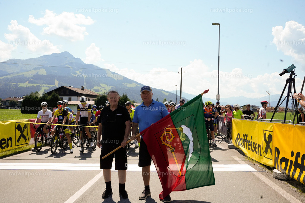 226_20230817_Bewerb_Maenner_Muehlanger | AUT - OESTERREICH, 2023-08-16: SPORT RENNRAD-FAHREN - 55. INTERNATIONALER RADWELTPOKAL IN ST. JOHANN IN TIROL  - Vintage-Radrennen mit WM-Bronze-Medaillen-Siegerin Christina Schweinberger, den Teilnehmer und Alexander Baumann (vom Orginastions-Team) - TAG 2 BEWERB MAENNER IN SECHS GRUPPEN  ; Foto: Roland Muehlanger