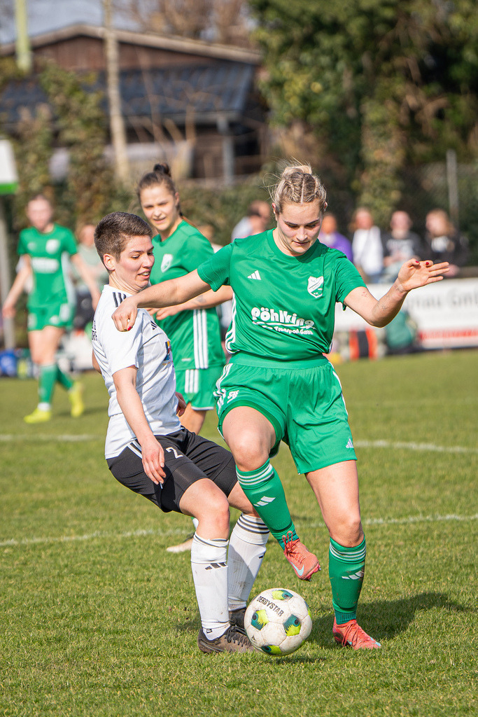 Fußball I Frauen I Saison 2025-2026 I Oberliga Niedersachsen I 15. Spieltag I TuS Lutten - FC Jesteburg-Bendestorf I 6822 | jns.sportfotos - Realisiert mit Pictrs.com