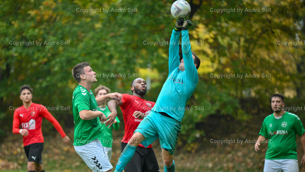 SSG Rot-Schwarz Kiel vs IF Stjernen Flensborg | Chima Iheagwaram (Kiel #9) / Pascal Honnens (Stjernen #5) &amp; Nils Müller (Stjernen #22)Fußball-Landesliga Schleswig Männer 2024/2025 / SSG Rot-Schwarz Kiel vs IF Stjernen Flensborg / Sportplatz Meimersdorf / Kiel / 19.10.24 - Realisiert mit Pictrs.com