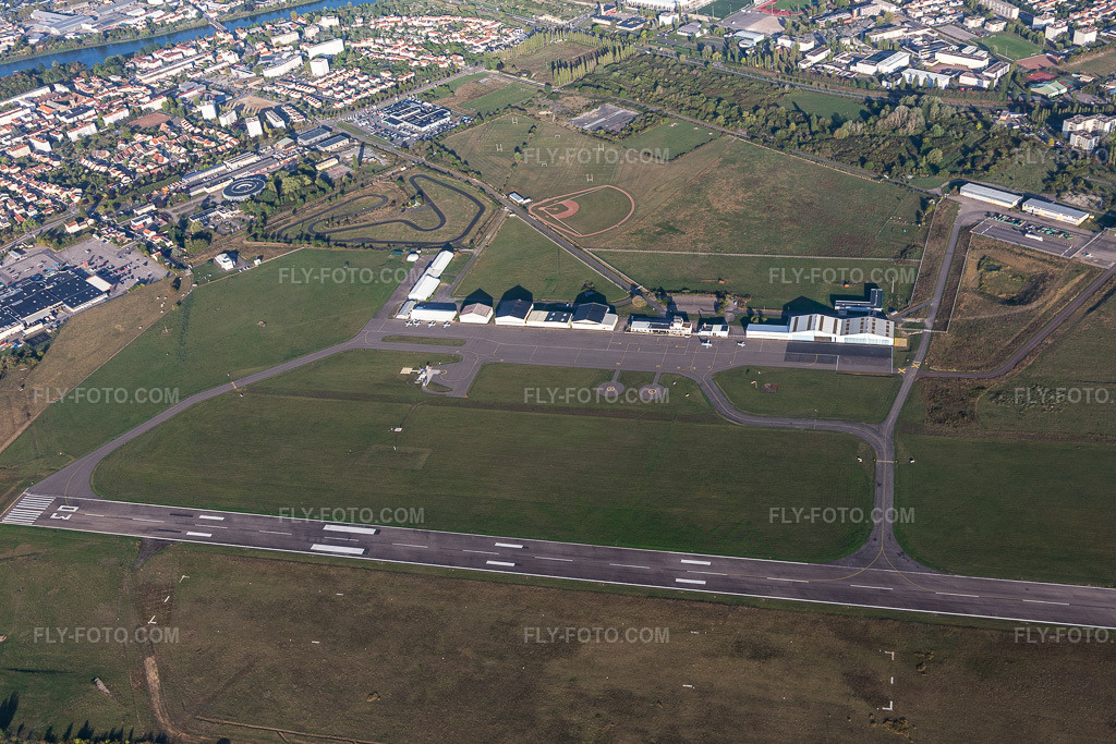 Aerial view: Runways with taxiways, hangars and terminals on the grounds of Nancy-Essey Airport in the district Paix Jartom in Tomblaine in the state Meurthe et Moselle, France.Photo: IMG_117855.jpg taken on 09/14/2019 by Werner Riehm/FLY-FOTO.comResolution of the original: 5063 x 3376 px