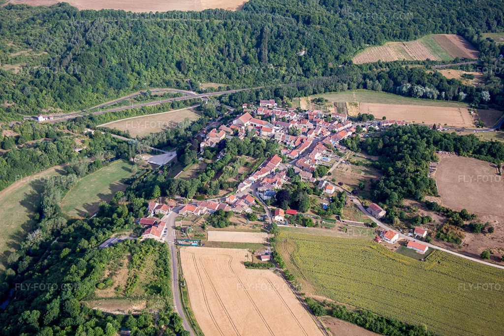 Aerial view: Fields and the TGV railway line in Jaulny in the state Meurthe et Moselle, France. – Photo: IMG_083276.jpg taken on 07/12/2015 by Werner Riehm/FLY-FOTO.com – Resolution of the original: 5304 x 3536 px