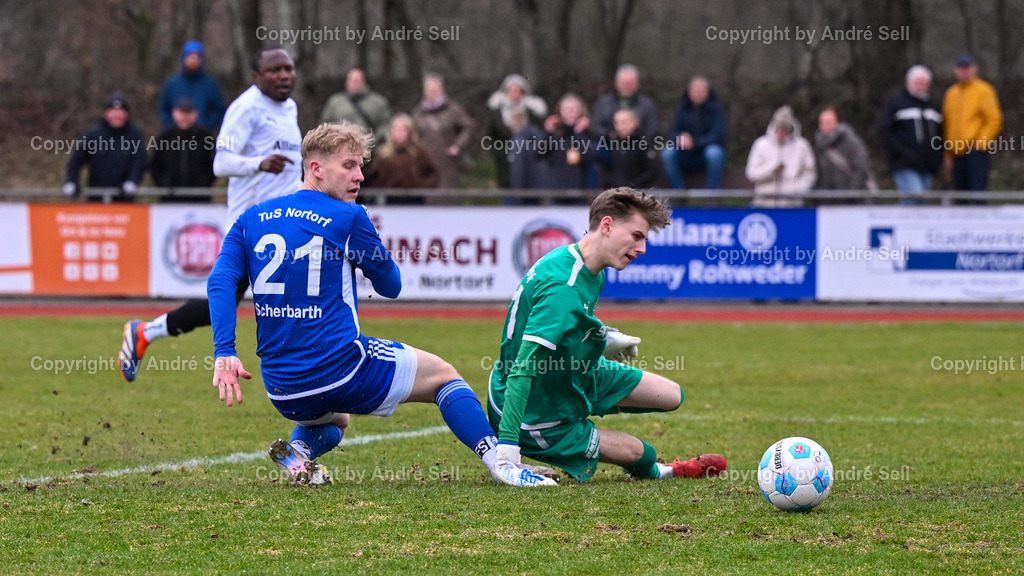 TuS Nortorf vs SV Wasbek | Joris Scherbarth (Nortorf #21) trifft hier zum 2-1 vs Jonte Peters (Wasbek #31) / Fußball-Verbandsliga West Männer 2025/2026 / TuS Nortorf vs SV Wasbek / TuS Arena / Nortorf / 14.03.26 - Realisiert mit Pictrs.com