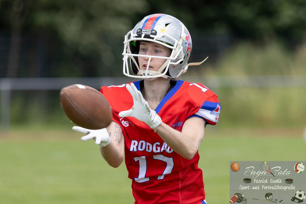 GFLW 1: German Football League Women 1: Rodgau Pioneers Ladies - Stuttgart Scorpions Sisters, 07.06.2026 | Sina Scherer (Rodgau Pioneers Ladies #17) fängt einen Ball,, Freisteller, Portrait / Porträt, Rodgau Pioneers Ladies - Stuttgart Scorpions Sisters, Rodgau, Maingau-Energie-Stadion "Am Weichsee", 7.6.2026 - Realisiert mit Pictrs.com