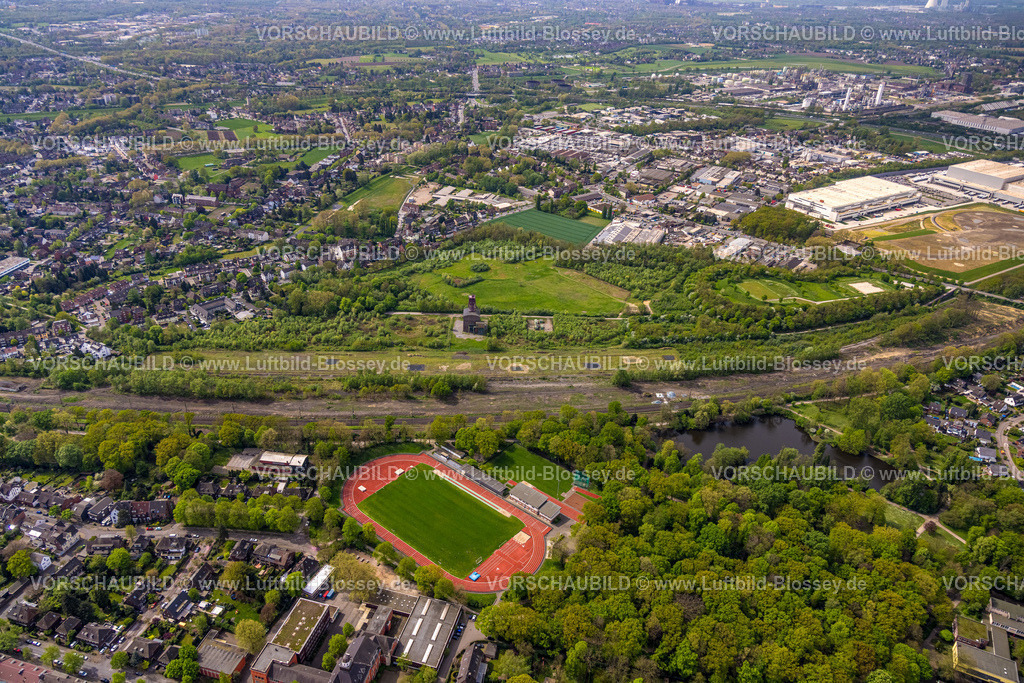 Oberhausen240401895 | Luftbild, Zechengelände und historisches Zechenfördergerüst Schacht 1 Zeche Sterkrade, Bahngleise und Güterzug, Gewerbegebiet, unten der Volkspark Sterkrade mit Fußballstadion und LeichtathletikStadion Sterkrade des FC Sterkrade 72 e.V., Schwarze Heide, Oberhausen, Ruhrgebiet, Nordrhein-Westfalen, Deutschland