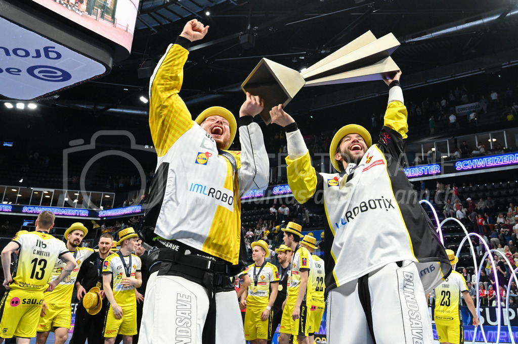 Zug United - HC Rychenberg - 25. April 2026 | Eric Kunz (#35 HC Rychenberg Winterthur) und Maxime Perroulaz (#31 HC Rychenberg Winterthur) mit dem Pokal am L-UPL Superfinal-Spiel zwischen Zug United und HC Rychenberg am 25. April 2026 in der BCF Arena, Fribourg, Schweiz.Bild: Sportfotografie Markus Aeschimann | www.markus-aeschimann.ch - Realisiert mit Pictrs.com