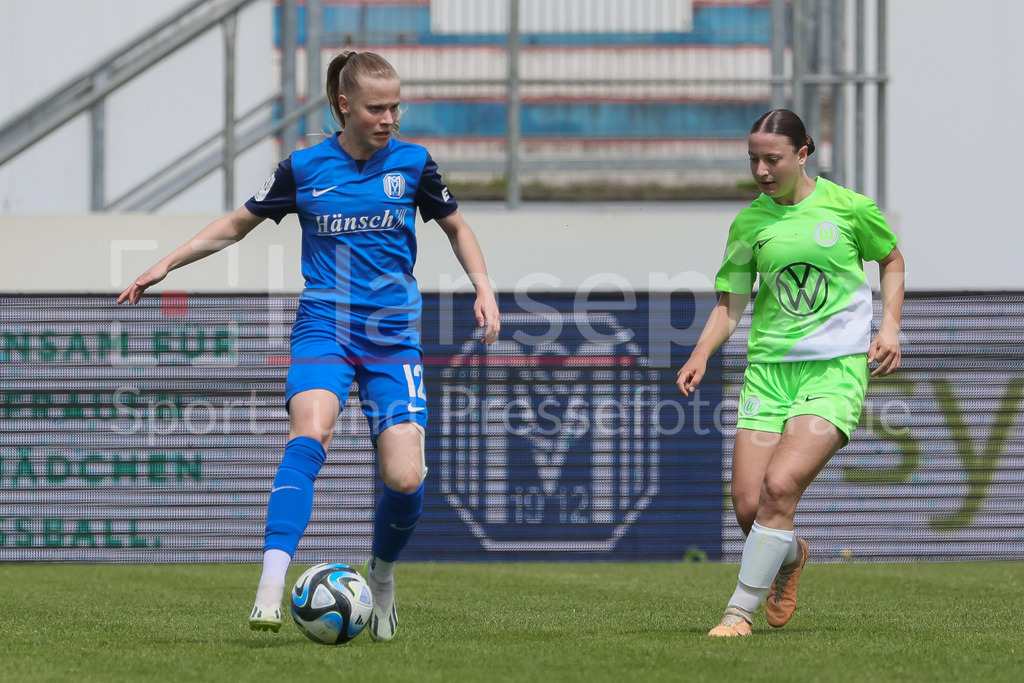 Fussball, 2. Frauen-Bundesliga, SV Meppen - VfL Wolfsburg II | v.li.: Nina Zimmer (SV Meppen, 12) und Maila&nbsp;Herzig (VfL Wolfsburg II, 25) im Zweikampf, Duell, Dynamik, Aktion, Action, Spielszene, DIE DFB-RICHTLINIEN UNTERSAGEN JEGLICHE NUTZUNG VON FOTOS ALS SEQUENZBILDER UND/ODER VIDEOÄHNLICHE FOTOSTRECKEN. DFB REGULATIONS PROHIBIT ANY USE OF PHOTOGRAPHS AS IMAGE SEQUENCES AND/OR QUASI-VIDEO.