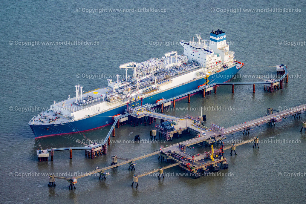 Wilhelmshaven_Höegh_Esperanza_LNG Speicher_und_Verdampfungsschiff_ELS_4591040223 | HOOKSIEL 04.02.2023 Wasserbrücke mit Leitungssystemen des LNG Erdgas und Flüssiggas- Terminal und Entladekai beim Entladen der " Höegh Esperanza " einem LNG-Speicher- und Verdampfungs-Schiff in Hooksiel im Bundesland Niedersachsen, Deutschland. Weiterführende Informationen bei: Höegh LNG AS,  Uniper Anlagenservice GmbH,  Uniper SE. // Water bridge with line systems of the LNG natural gas and liquid gas terminal and unloading dock when unloading the "Hoeegh Esperanza" an LNG storage and evaporation ship in Hooksiel in the state Lower Saxony, Germany. Further information at: Hoeegh LNG AS,  Uniper Anlagenservice GmbH,  Uniper SE. Foto: Martin Elsen