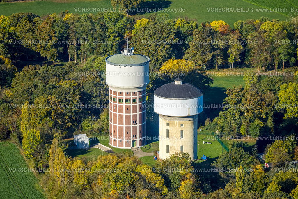 Hamm251001748 | Luftbild, zwei Wassertürme, Turm WT2000 und Turm WT3000, Wasserversorgung der Stadt Hamm, herbstliche Bäume, Eichenmischwald Rote Hecke, Stadtbezirk Rhynern, Hamm, Ruhrgebiet, Nordrhein-Westfalen, Deutschland