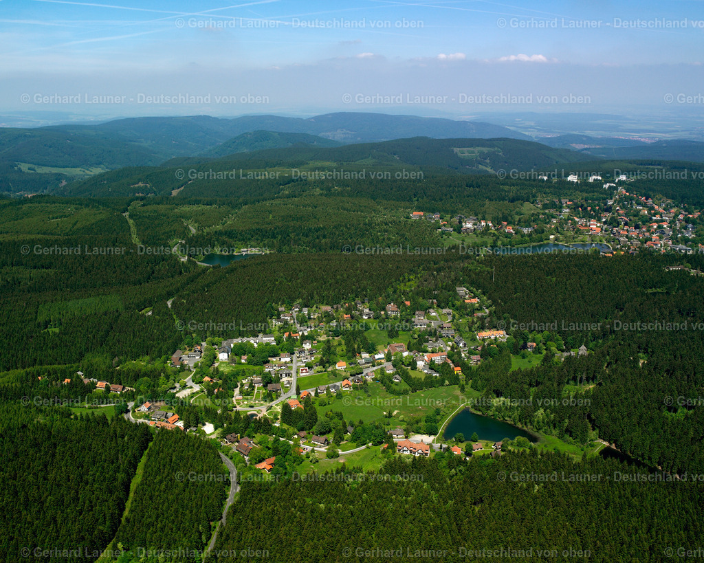 2638626 | BOCKSWIESE 09.06.2006 Wald- Gebiete und Forstflächen umsäumen das Siedlungsgebiet des Dorfes in Bockswiese im Bundesland Niedersachsen, Deutschland // Village - view on the edge of forested areas in Bockswiese in the state Lower Saxony, Germany Foto: Gerhard Launer